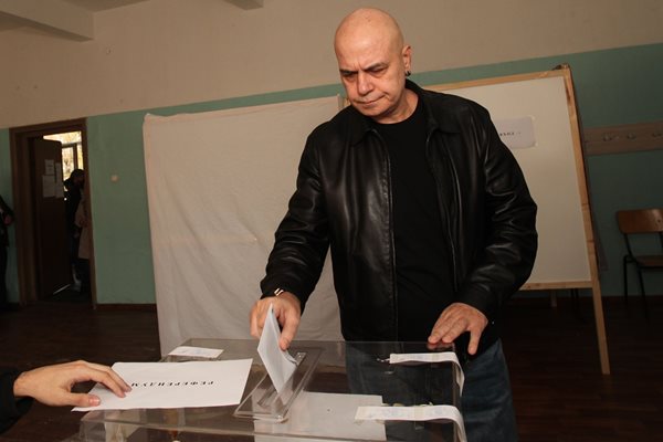 Слави Трифонов гласува на организирания от него референдум през 2016 г. за мажоритарна избирателна система. СНИМКА: “24 ЧАСА”

