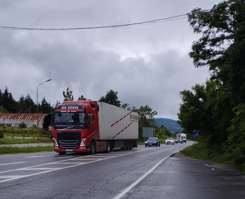 Постоянно движение на тежки камиони тормози Червен бряг.