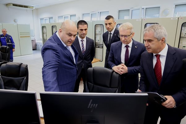 Шефът на “Белмекен” Георги Паскалев (вляво) показва системата за управление  на централата на премиера Денков и на енергийния  министър Румен Радев.