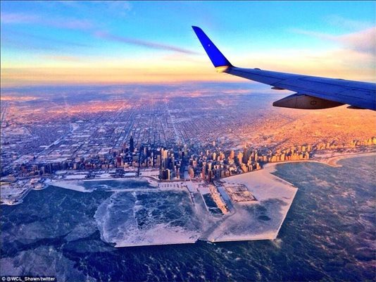 За първи път от десетилетия замръзнаха и бреговете на езерото Мичиган край Чикаго