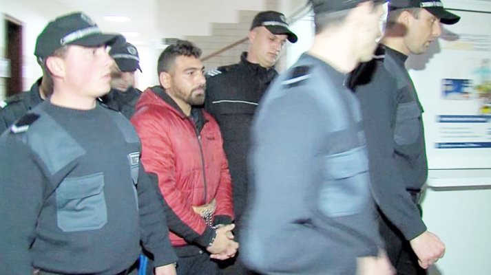 Светослав Йорданов върви под конвой в съда