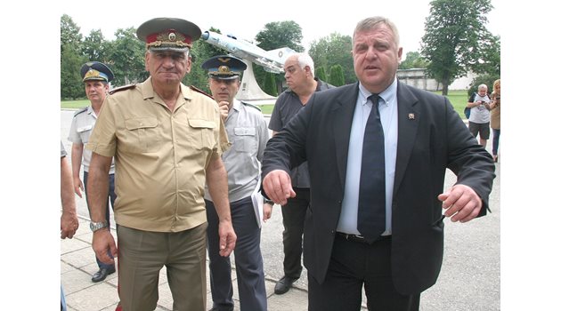 Красимир Каракачанов и шефът на отбраната ген. Андрей Боцев участваха в честване на 30-годишнината на МиГ-29 в българските ВВС.
