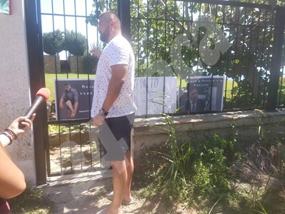 Бареков чука на портата на Прокопиев, на оградата е наредил плакати с негова карикатура и на Иванов.
