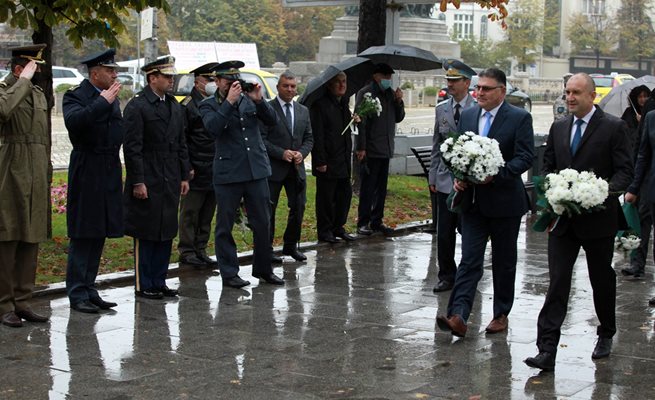 Румен Радев поднесе цветя на Паметника на летеца
