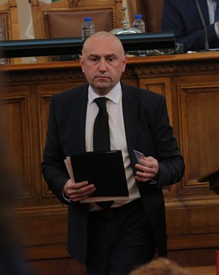 Този път речта на “Има такъв народ” от трибуната прочете икономистът Любомир Каримански, а не зам.-шефът на партията Тошко
 Йорданов.