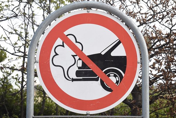 В Дания още през 2017 г. бяха поставени пътни знаци, забраняващи движението на коли, които отделят изгорели газове.
СНИМКА: РОЙТЕРС