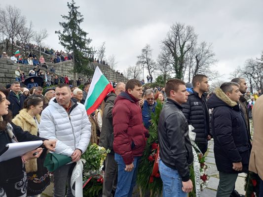 Пловдивчани чакат търпеливо да поднесат цвета на паметника на освободителите.