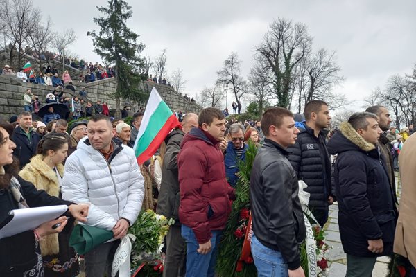 Пловдивчани чакат търпеливо да поднесат цвета на паметника на освободителите.