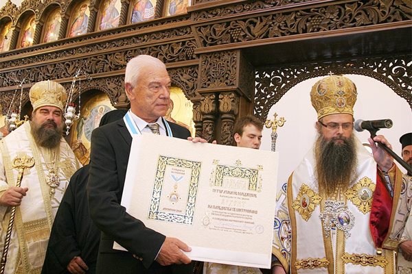 На 10 юни 2012 г. Пловдивският митрополит Николай (вдясно) провъзгласи за архонт Петър Манджуков. Бизнесменът получи почетна грамота за ктиторство на църквата в район "Тракия" в Пловдив.
СНИМКА: НАТАША МАНЕВА