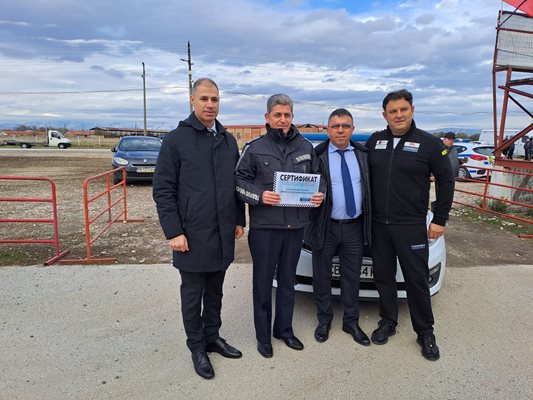 Главен комисар Атанас Илков (вторият отдясно наляво) остана доволен от курса.


Снимки: Областна дирекция на МВР Пловдив.