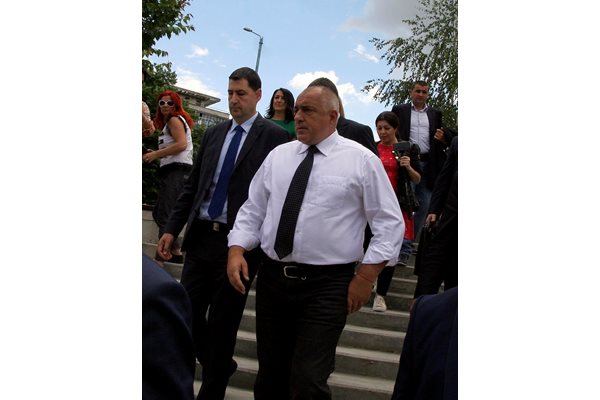 Бойко Борисов пристига на срещата. СНИМКА: Наташа Манева