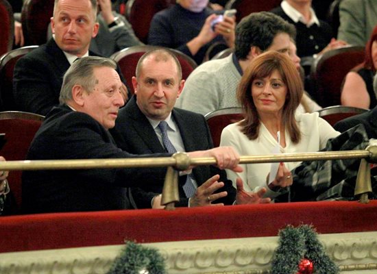 Акад. Стефан Воденичаров с президента Румен Радев и съпругата му Десислава на спектакъл в Софийската опера.
