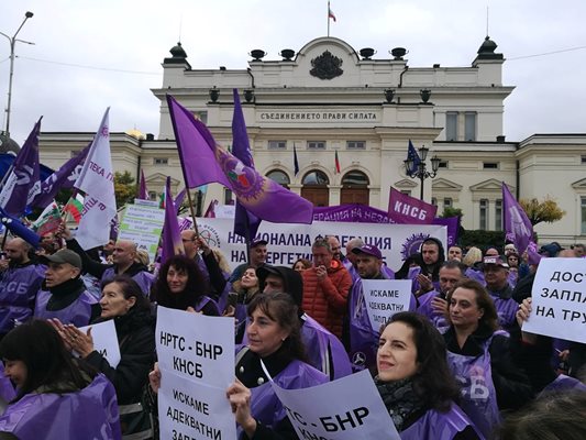 На организиран от КНСБ протест в столицата в петък бяха издигнати плакати с призив за вдигане на минималната работна заплата. 

СНИМКА: Велислав Николов