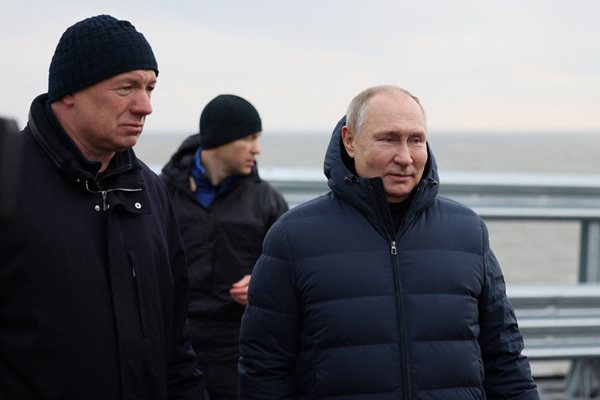 Владимир Путин инспектира моста, който беше разрушен след бомбардировка през октомври СНИМКА: Ройтерс
