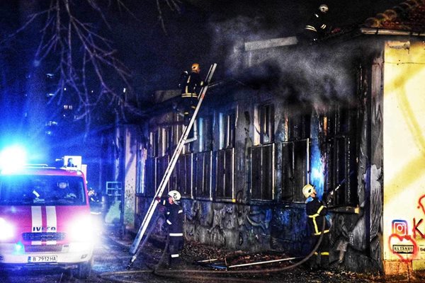 Пожар в бившето помощно училище "Братя Миладинови" на бул. "Сливница" във Варна