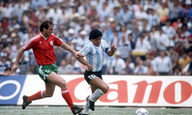 Андрей Желязков е капитан на "Уембли". На тази снимка в двубой за топката с Марадона на световното първенство в Мексико '86
