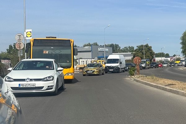 Тапата едва пъпли по “Рогошко шосе”.