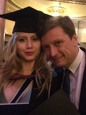 Павел Станчев с дъщеря си Дара на дипломирането й в Лондон