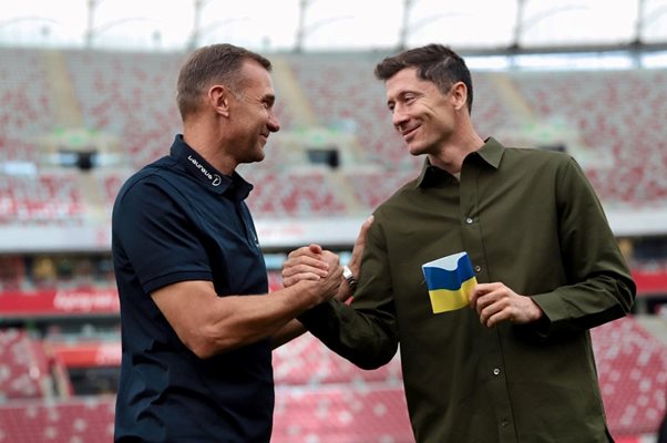 Роберт Левандовски приема капитанската лента с цветовете на Украйна от Андрий Шевченко на националния стадион във Варшава.