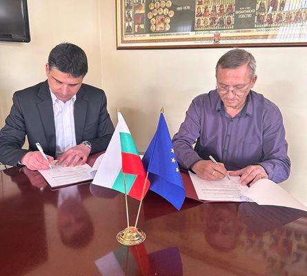 Областният управител на област Благоевград Стоян Христов и арх. Константин Косев подписаха договор за проектиране на ГКПП Струмяни - Берово.