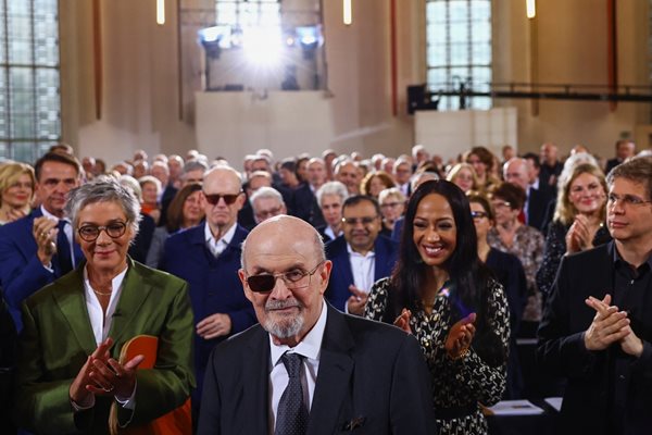 Писателят получава наградата за мир по време на церемония в църквата “Св. Павел” във Франкфурт през октомври.
СНИМКА: РОЙТЕРС