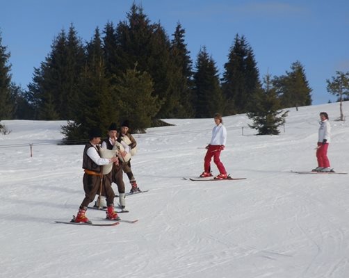 За предпочелите зимните курорти често има и атракции на ски пистите.