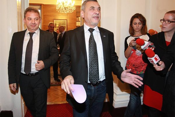 Валери Симеонов бе на преговорите със зам.-председателя на ВМРО Борис Ячев. Лидерът на войводите Красимир Каракачанов не дойде, защото е болен.