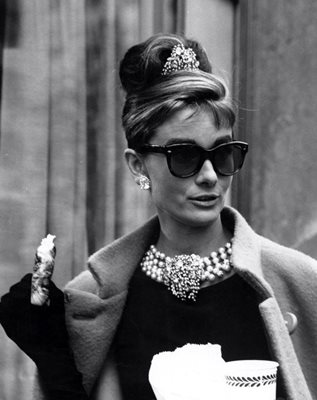 ТОГАВА: Одри Хепбърн със слънчеви очила с издължени ръбове в “Закуска в Тифани”.
