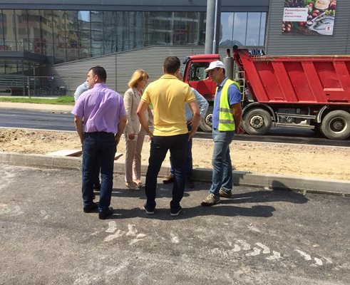 Столичният кмет Йорданка Фандъкова провери разширението на бул. “Т. Каблешков”.  СНИМКА: АВТОРЪТ