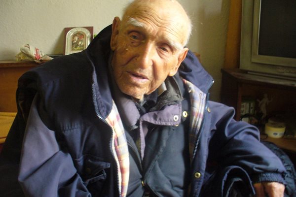 На 103 г. дядо Стойчо се бръсне сам, сам си пали и печката, която е на дърва.