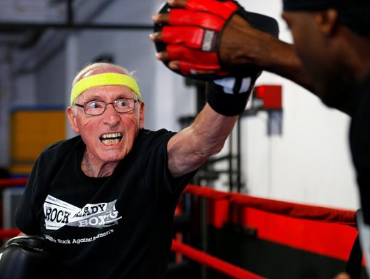 Възрастни хора с болест на Паркинсон тренират бокс в САЩ. Изследвания доказват, че упражненията увеличават нивата на допамин в мозъка, което значително намалява симптомите.