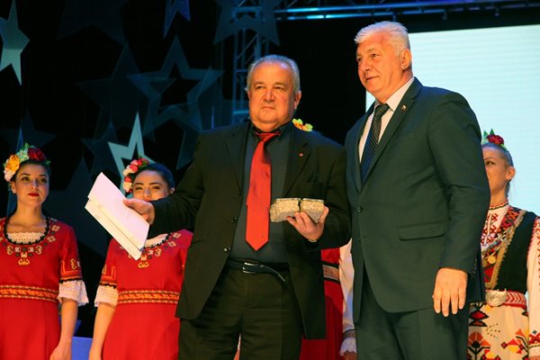 Кметът на Пловдив Здравко Димитров предаде пластиката на представителя на Риека