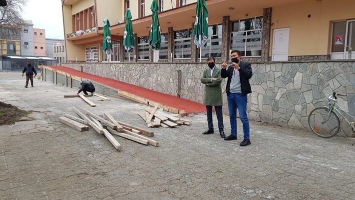 Мараджиев (вляво) с кмета на Йоаким Груево Наум Нихтянов