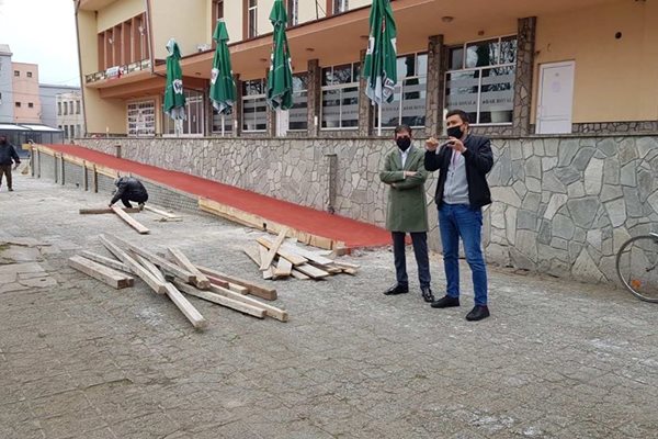 Мараджиев (вляво) с кмета на Йоаким Груево Наум Нихтянов