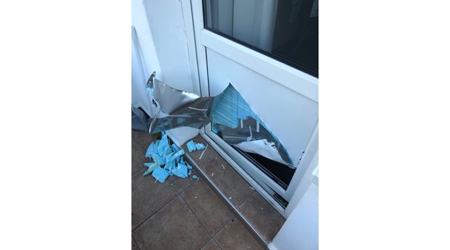Разбитата врата на терасата при взлома в апартамента на Балтаков през юни
СНИМКИ: ЛИЧЕН АРХИВ