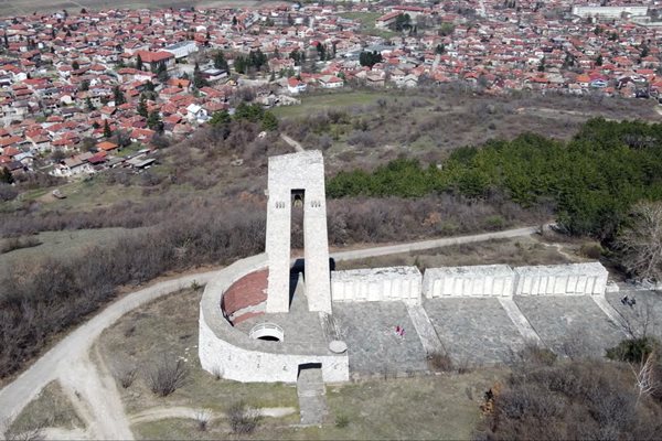 Паметникът на трите поколения е издигнат през 1976 г.