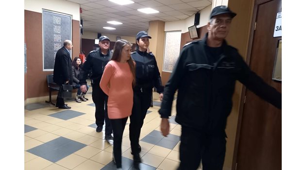 Охраната води Красимира Лалева към съдебната зала. Снимка ВАНЯ ДРАГАНОВА