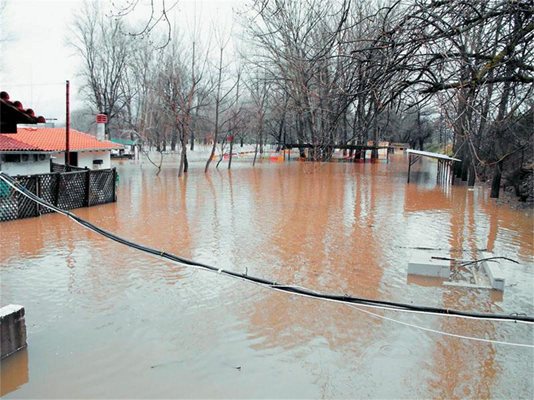 Придошлите води на река Марица са наводнили и област Еврос в Гърция. Бедствието е поразило двадесет къщи и около 150 000 декара земя.