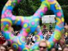 Хиляди фенове на фестивала Гластънбъри 
оформиха знака на мира (Снимки)