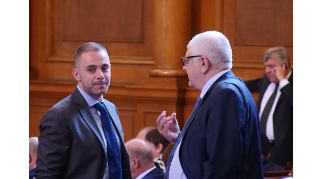 Шефът на икономическата комисия Петър Кънев от БСП разговаря с Александър Ненков от ГЕРБ.