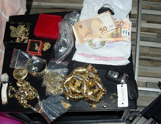 Част от златото и парите, иззети при акцията на полицията