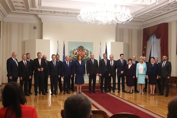 Новото служебно правителство бе представено от президента Румен Радев.
СНИМКИ: НИКОЛАЙ ЛИТОВ