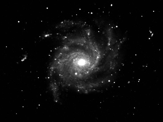 Едно от първите астрономически изображения, получени с новия телескоп. Галактиката M101, снимана с 10-минутна експозиция, без използване на филтри.