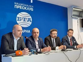 министърът на туризма Христо Проданов (вторият от ляво на дясно) на днешния форум.