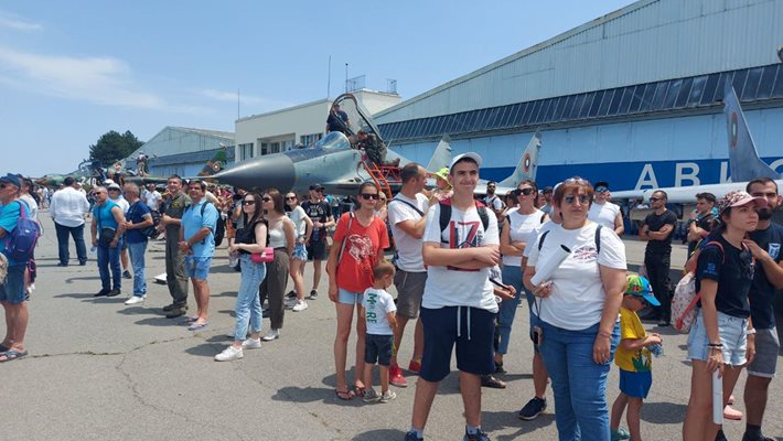 Много родители доведоха децата си да гледат въздушните демонстрации в Граф Игнатиево.