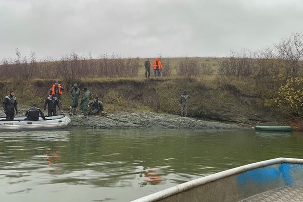 Издирването на двамата рибари продължава. Днес по обед бе открита лодката им - в дъното.