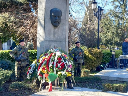 Паметникът на големия политик и държавник в Пловдив беше отрупан с венци и цветя.