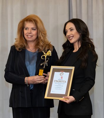 Илияна Йотова връчи награда на модна къща „Caviar Couture"
СНИМКА: Пресцентър на Президентството