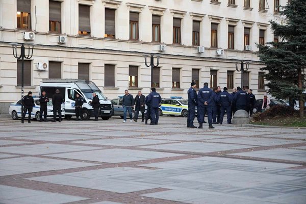 Полицаи пристигнаха пред театъра още в 17 ч.