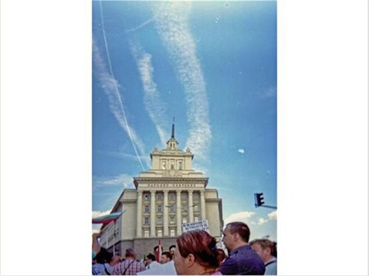 Тези следи в небето над София са заснети преди три седмици по време на поредния протест срещу правителството на Пламен Орешарски.
СНИМКА: ВАСИЛ ЕЛЕНИН
